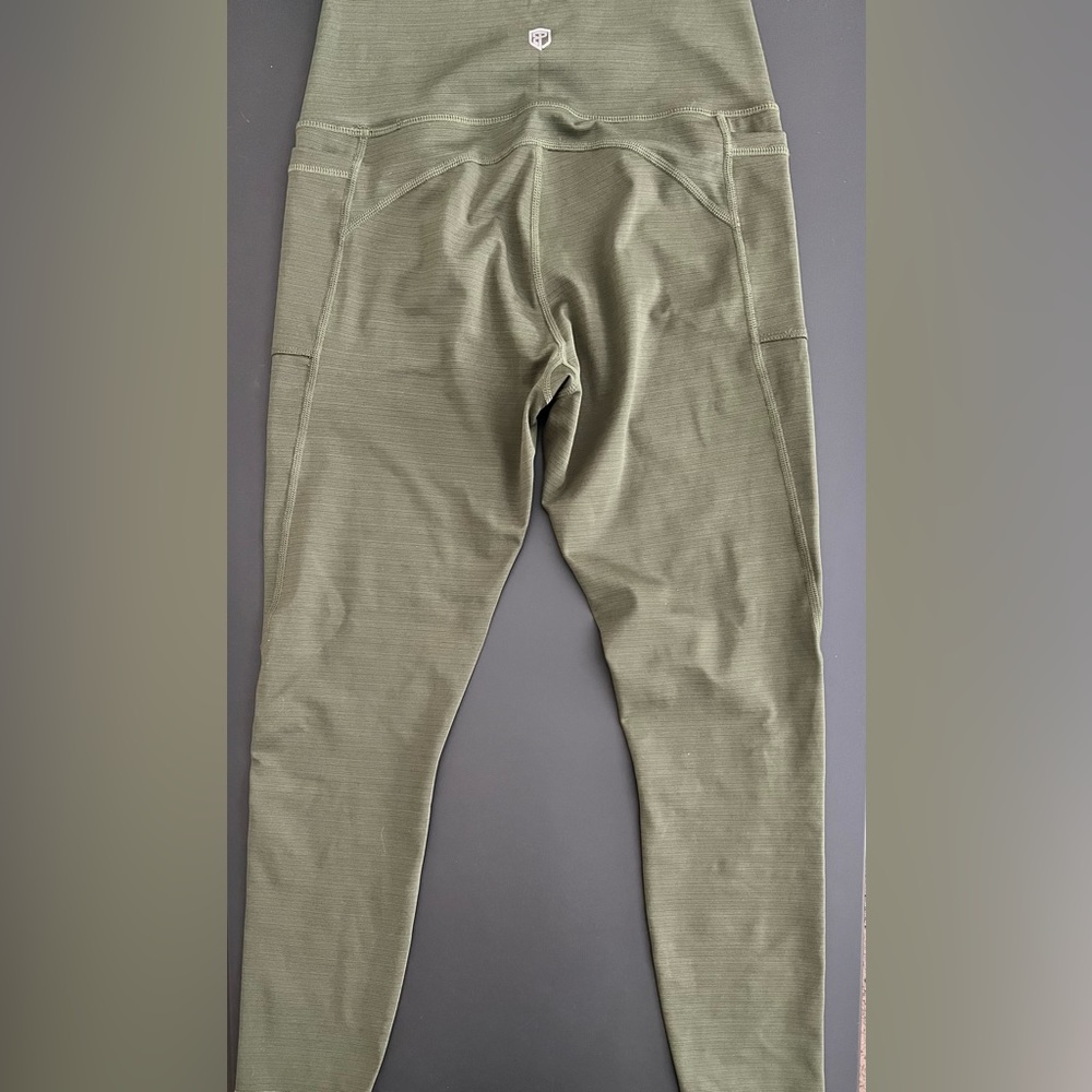 Born Primitive. The Rise Leggings in Tactical Green.